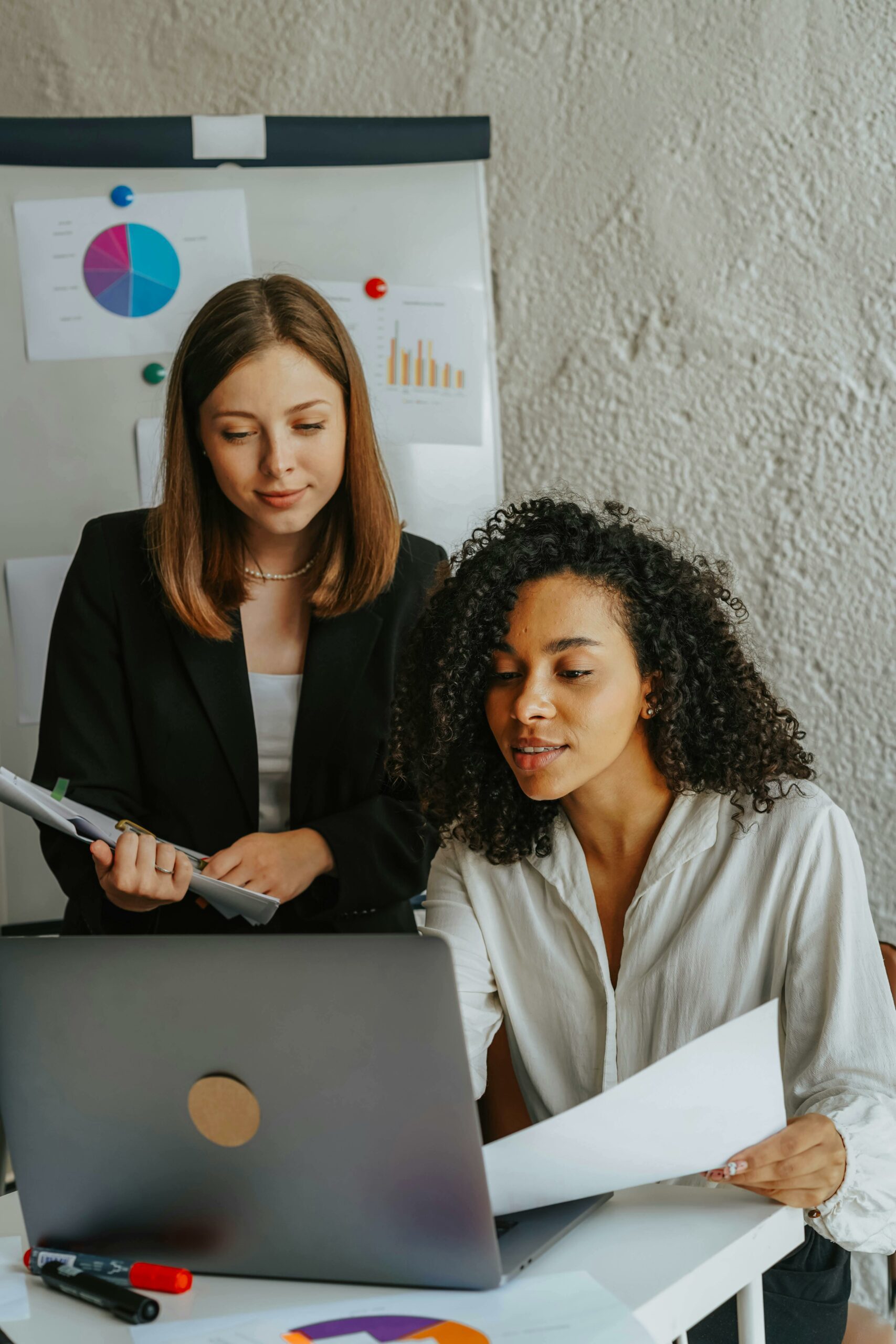 Création de site internet et de supports de communication pour prestataires de services (immobilier, finance, avocats, comptables, ingénieurs, consultants...).